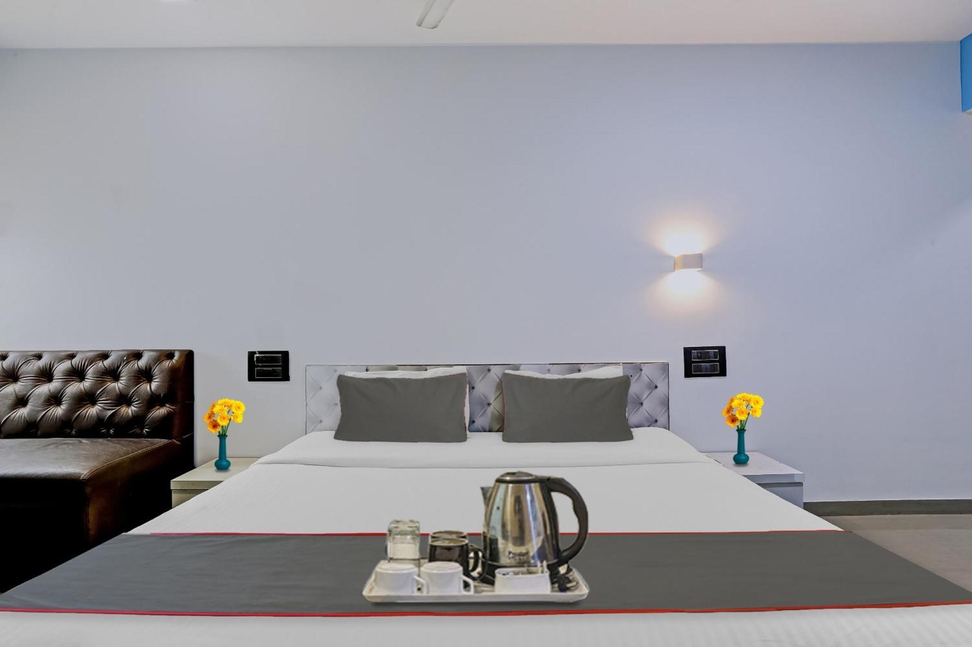 Oyo Salt House Hotel Мумбай Екстериор снимка