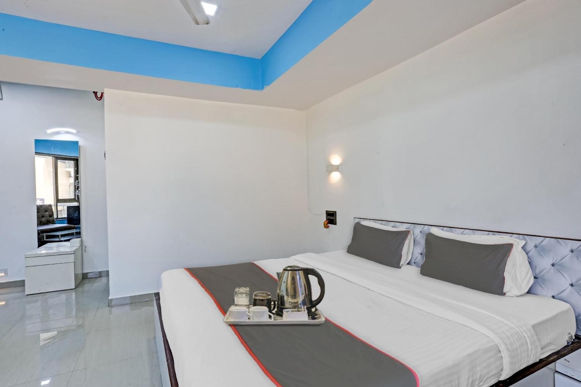 Oyo Salt House Hotel Мумбай Екстериор снимка