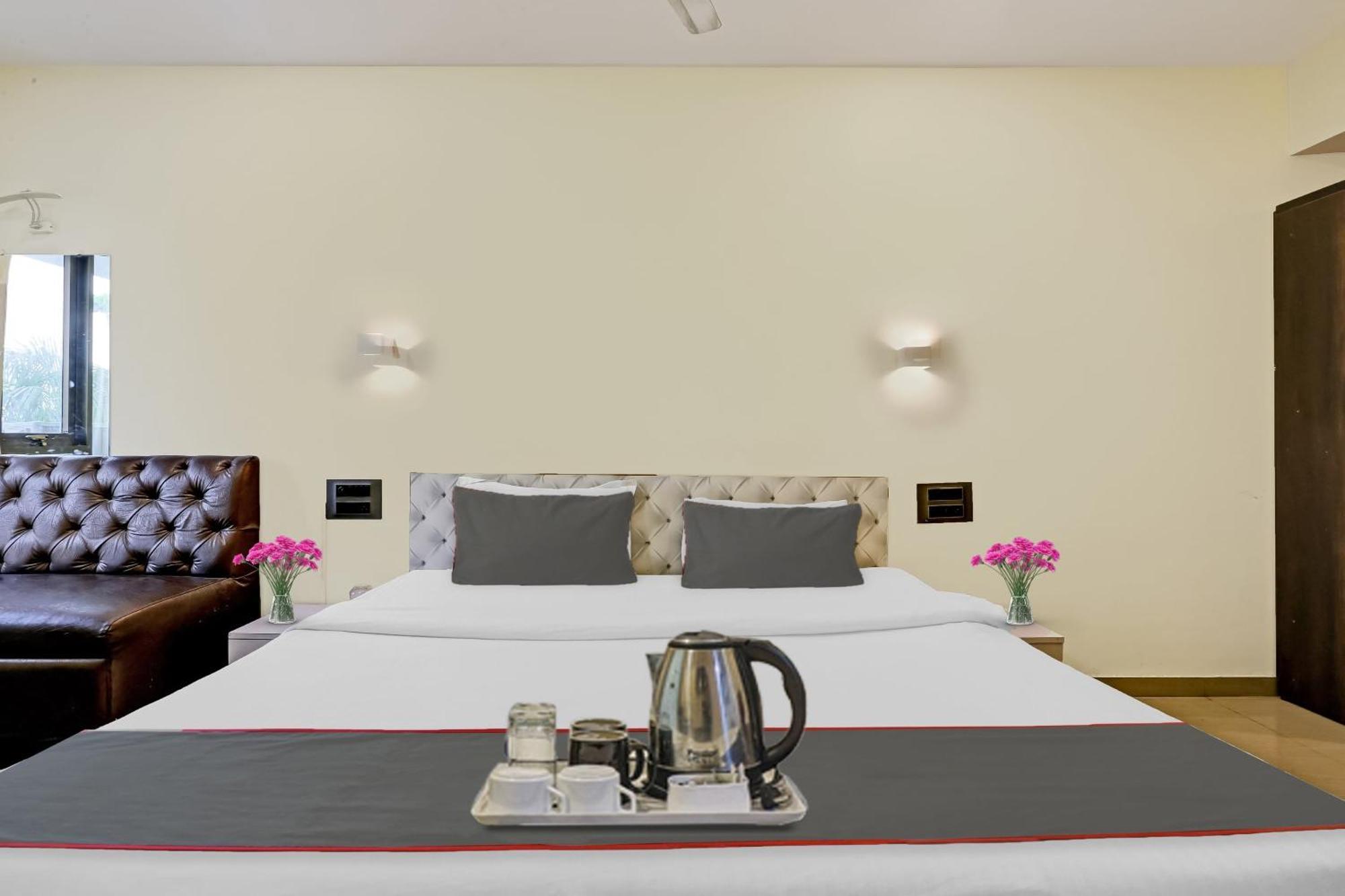 Oyo Salt House Hotel Мумбай Екстериор снимка