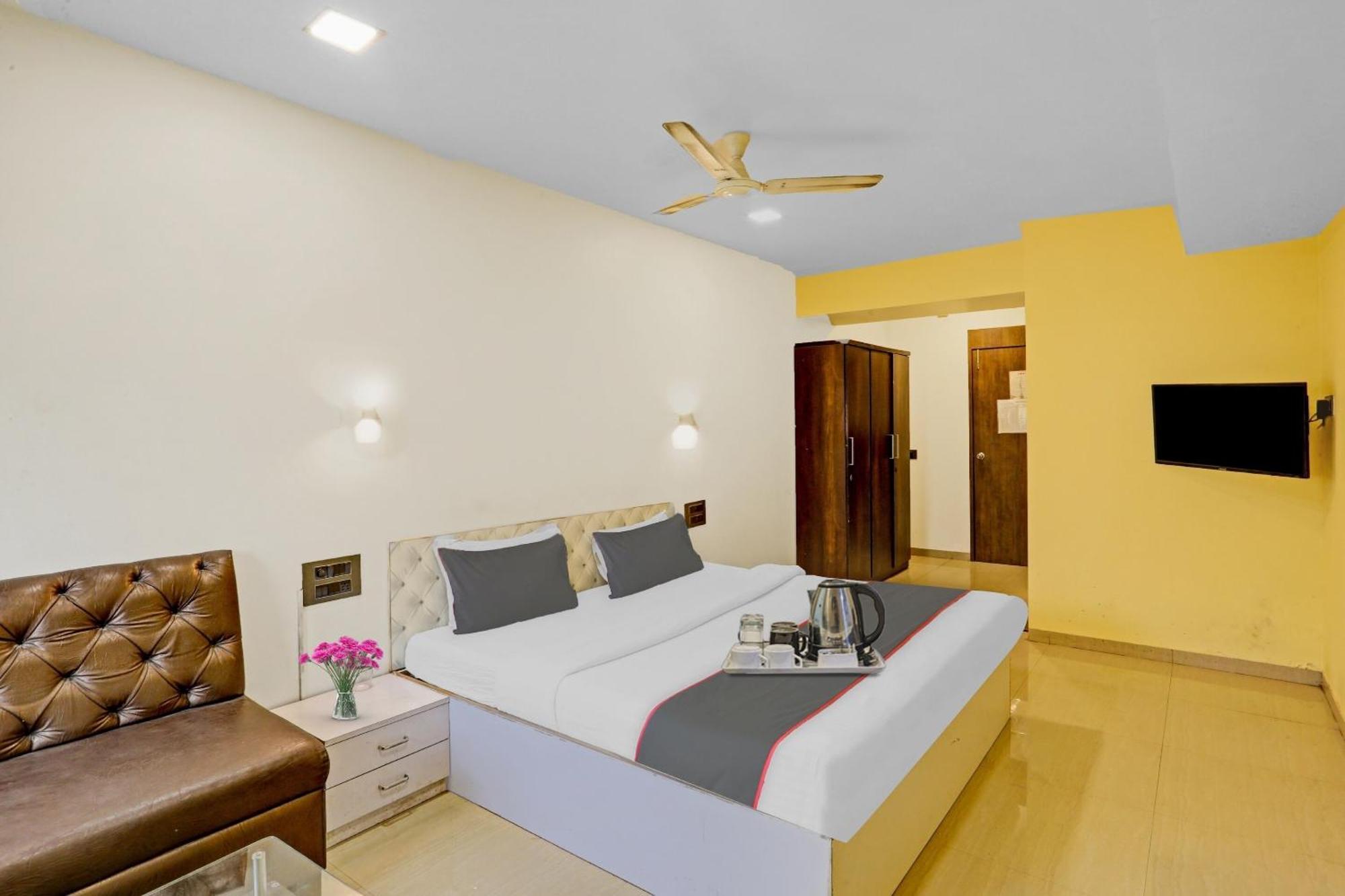 Oyo Salt House Hotel Мумбай Екстериор снимка